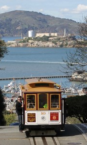 10_Cable_Car_on_Hyde_St_with_Alcatraz,_SF,_CA,_jjron_25.03.2012