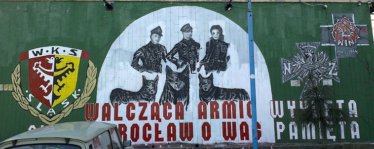 Ein Mural in Breslau, auf dem Anhänger des für seine rechten Hooligans bekannten Fußballvereins Śląsk Wrocław der Verstoßenen Soldaten gedenken.
